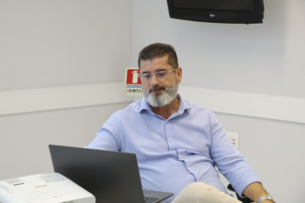 Dr. Claudeir Albunio, Diretor Jurídico do Sindehotéis Curitiba, durante a condução da Assembleia de discussão dos ROLS.