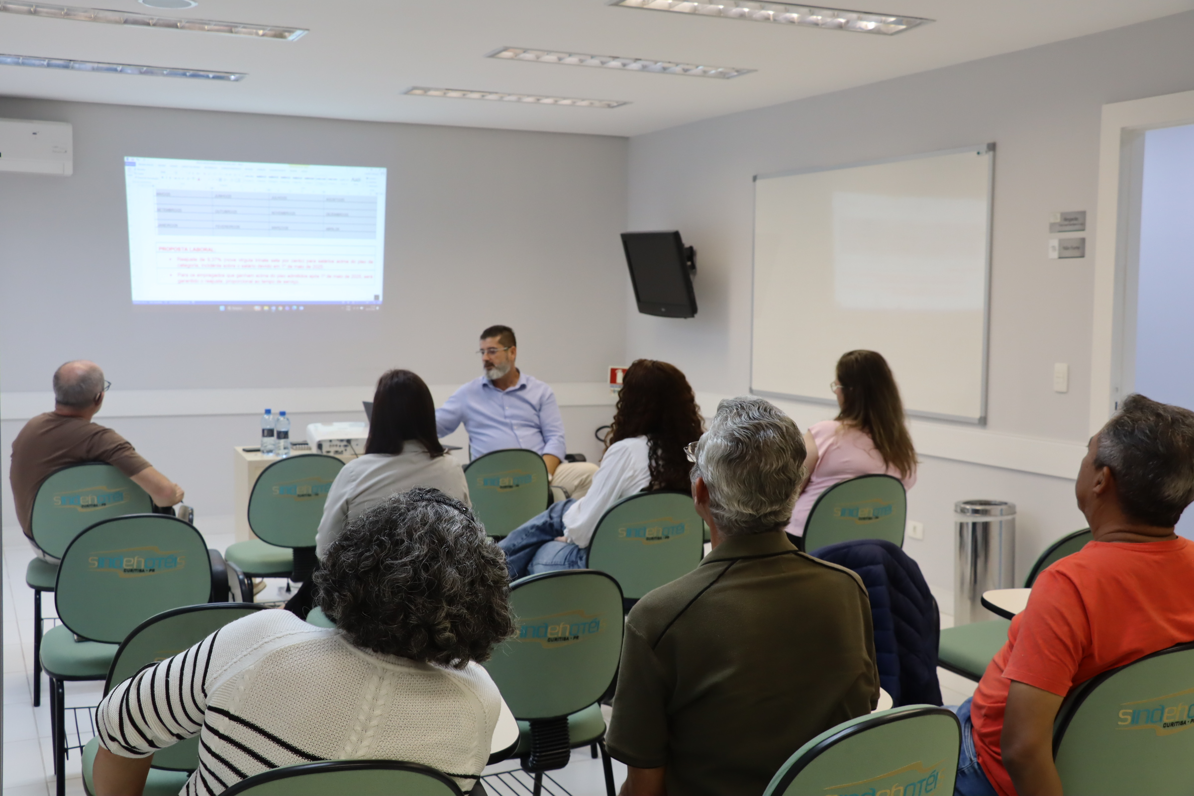 Participantes acompanham as apresentações durante a Assembleia Geral do Sindehotéis Curitiba, realizada em 31 de março de 2026.